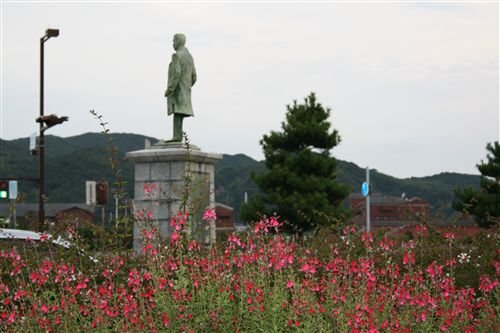 岩田康郎像＆花_R.jpg