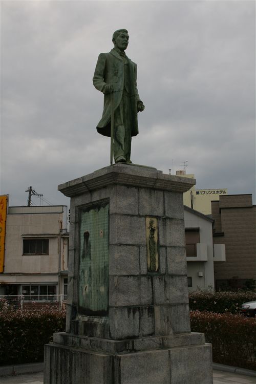 岩田氏銅像 008_R.jpg