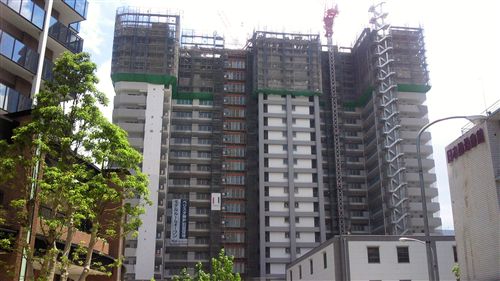 20100616分譲マンション建設中_R.jpg