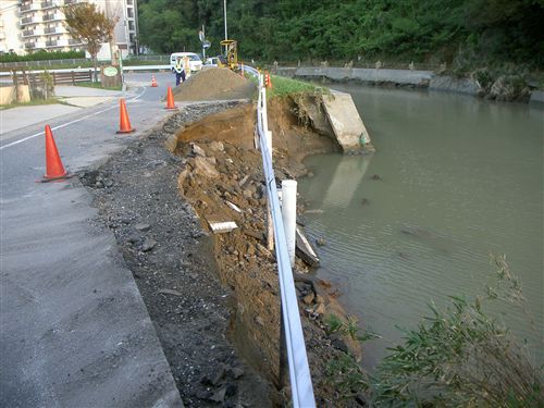 県小規模緊急岩戸川散髪屋前 004_R.jpg