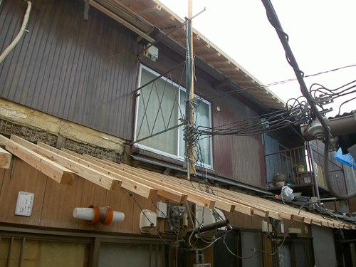 長屋屋根施工中_R.JPG