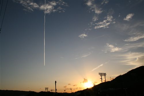 ジェット機雲と朝日 001_R.jpg