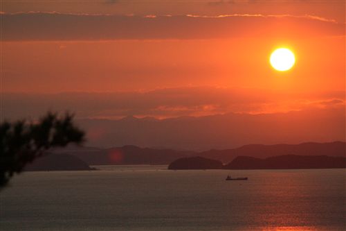 三熊城から朝日11月21日 真ん丸_R.jpg